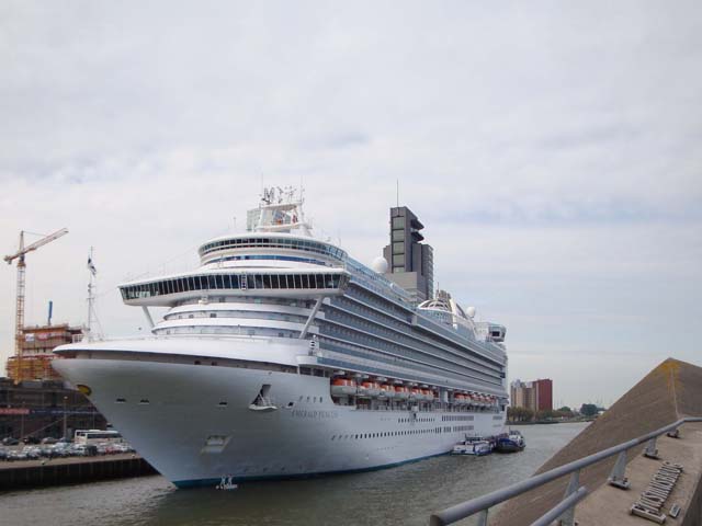 Cruiseschip ms Emerald princess aan de Cruise Terminal Rotterdam